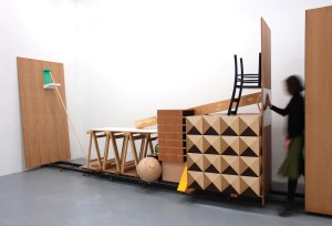 'The Traveling Riddle', 2009, hout,verf,metaal,kunststof, 245x910x132cm, Courtesy Stella Lohaus Gallery, Antwerpen